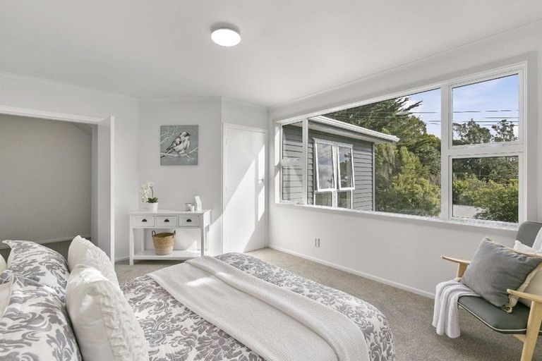 Photo of property in 9 Lomond Street, Newlands, Wellington, 6037