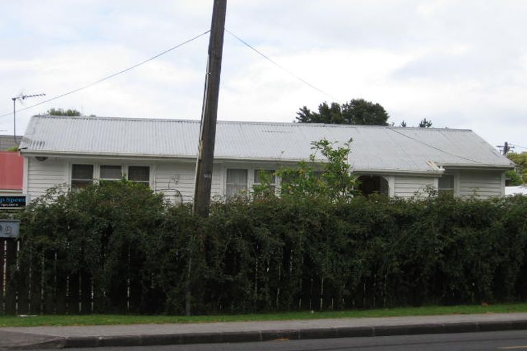 Photo of property in 4 Godley Road, Green Bay, Auckland, 0604