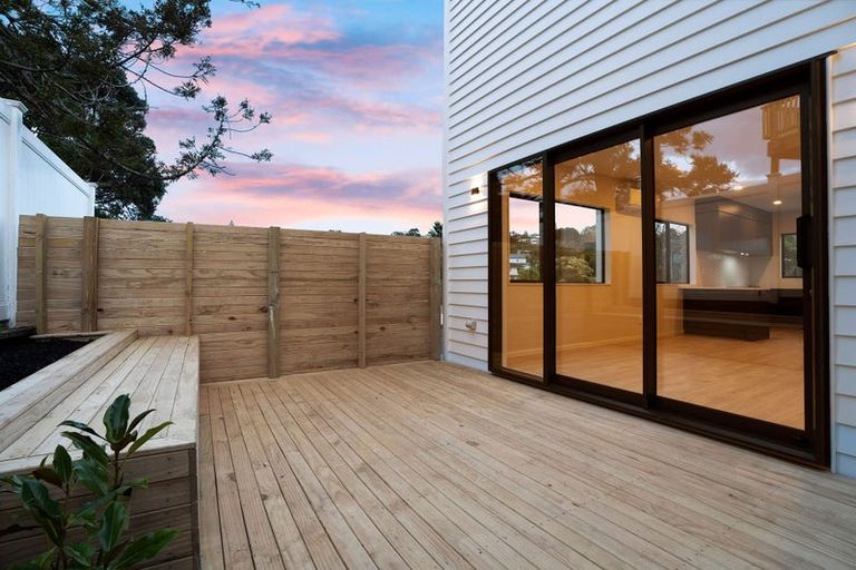 Photo of property in 5a Topliss Drive, Northcross, Auckland, 0632