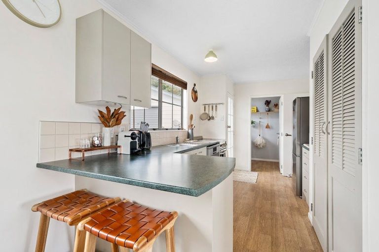 Photo of property in 10 Pimlico Place, Newlands, Wellington, 6037