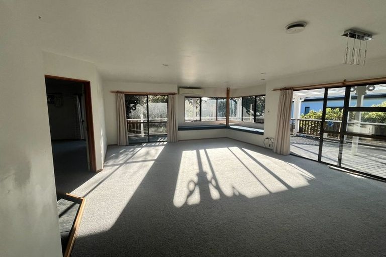 Photo of property in 28 Pohutukawa Avenue, Red Beach, 0932