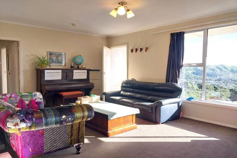 Photo of property in 10 Paparangi Crescent, Paparangi, Wellington, 6037