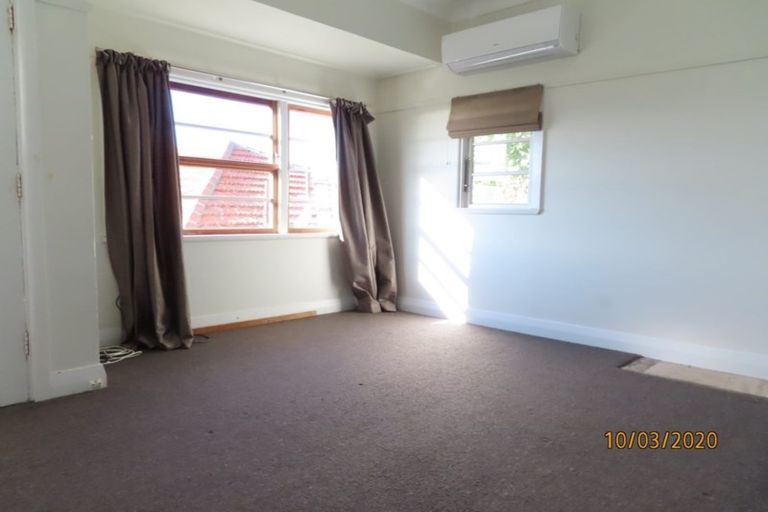 Photo of property in 71 Garden Road, Northland, Wellington, 6012