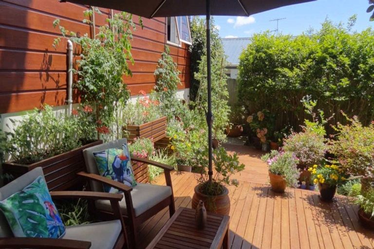 Photo of property in 2/71 Balmain Road, Birkenhead, Auckland, 0626