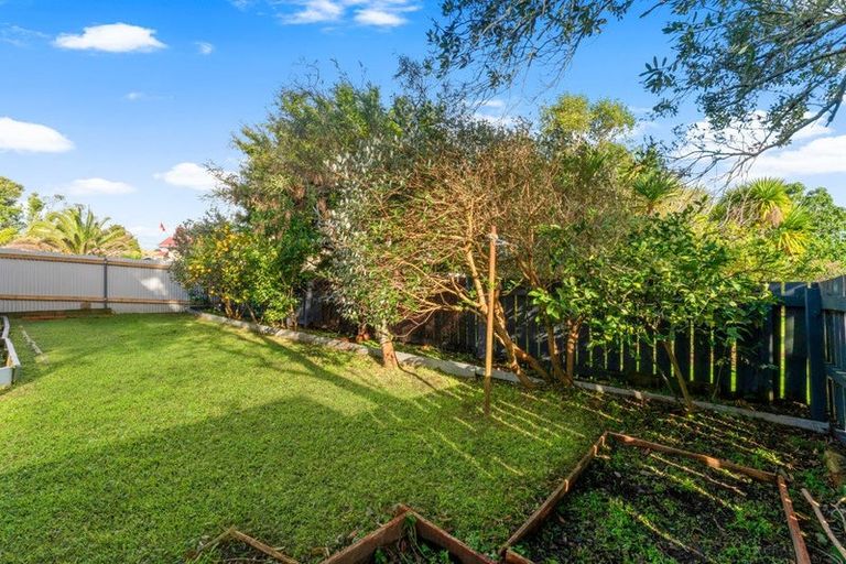 Photo of property in 4/304 Great North Road, Henderson, Auckland, 0612