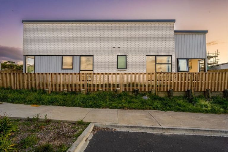 Photo of property in 1 Horokaka Street, Massey, Auckland, 0614