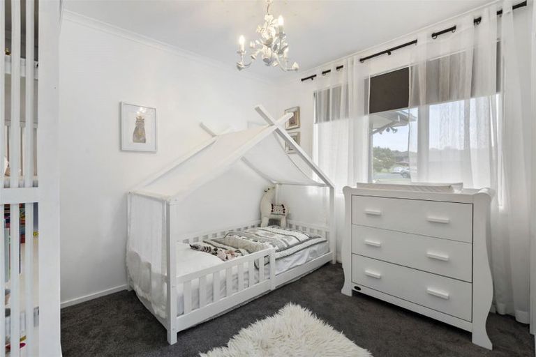 Photo of property in 22 Sunvista Avenue, Oteha, Auckland, 0632