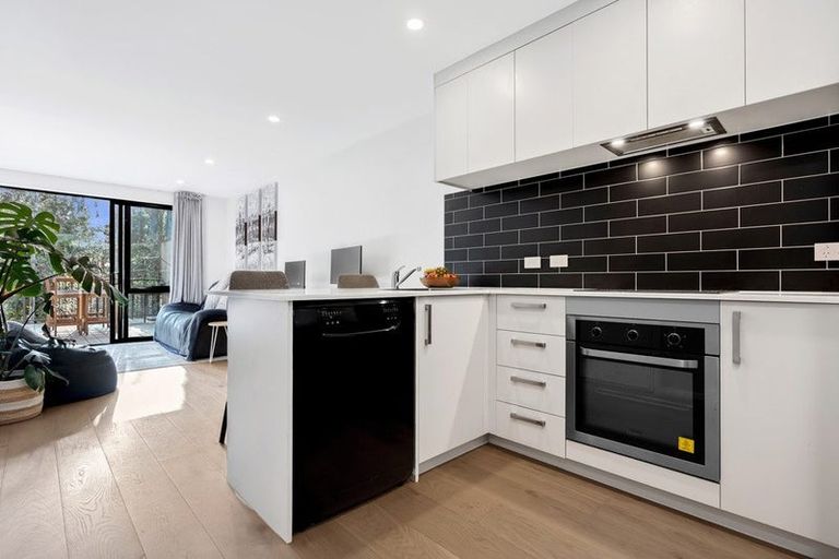 Photo of property in 27 Tokai Place, Glen Eden, 0602