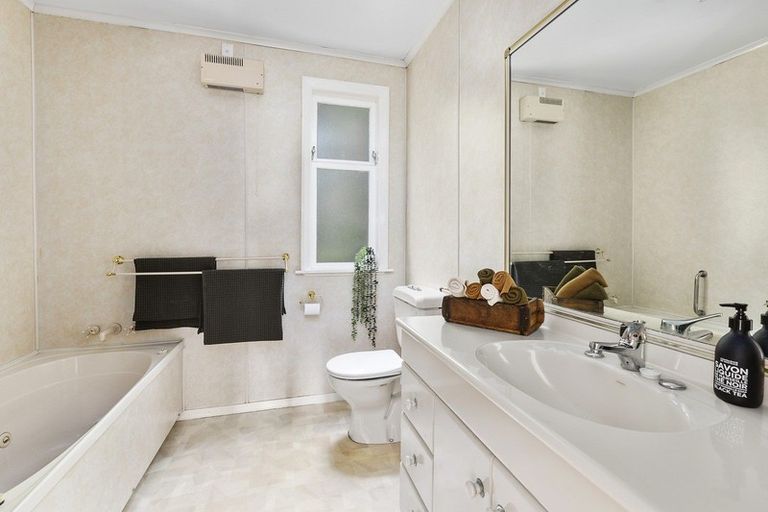 Photo of property in 25 Tai Paku Paku Road, Karaka Bays, Wellington, 6022