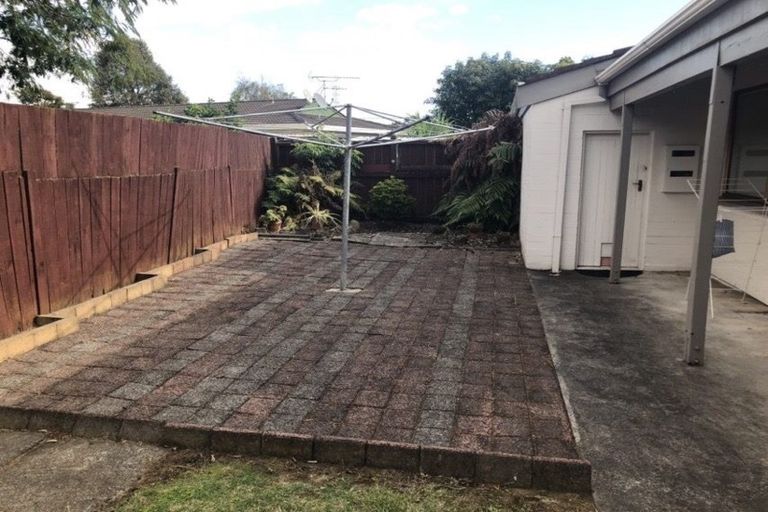 Photo of property in 2/64 Challen Close, Conifer Grove, Takanini, 2112
