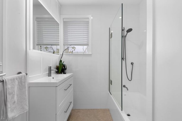 Photo of property in 121 Taikata Road, Te Atatu Peninsula, Auckland, 0610