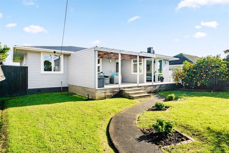 Photo of property in 4 Rixon Place, Te Atatu Peninsula, Auckland, 0610