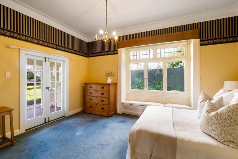 Photo of property in 2 Roslyn Road, Bluff Hill, Napier, 4110