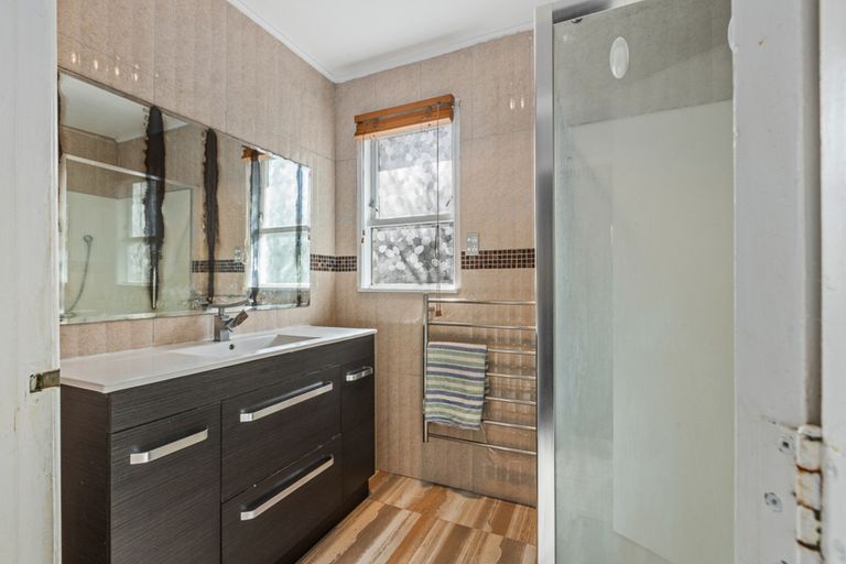 Photo of property in 2 Coburg Street, Henderson, Auckland, 0612