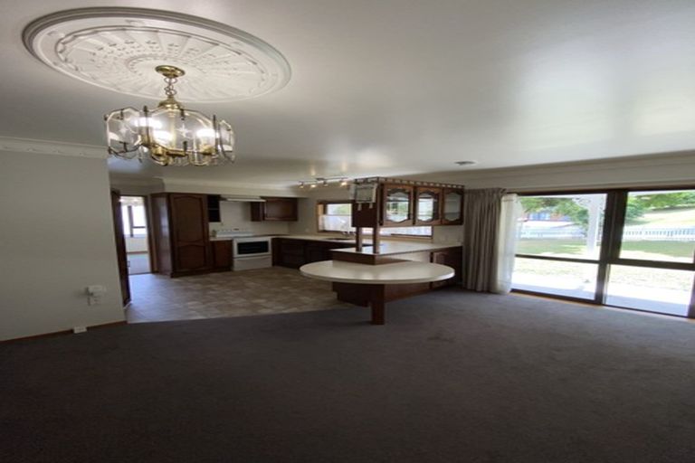 Photo of property in 1 Kingsclere Place, Goodwood Heights, Auckland, 2105