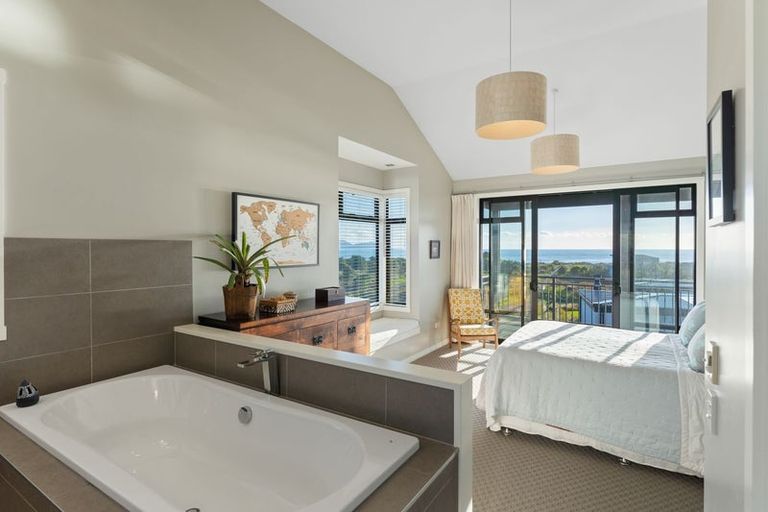 Photo of property in 8 Beachview Grove, Peka Peka, Waikanae, 5391