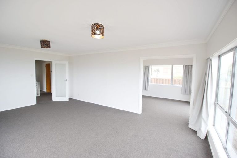 Photo of property in 30 Somes Crescent, Newlands, Wellington, 6037