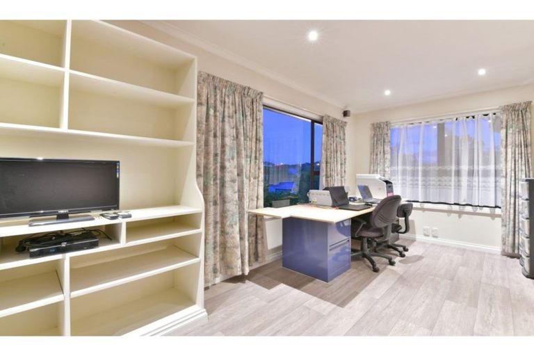 Photo of property in 13 Quo Vadis Place, Red Beach, 0932