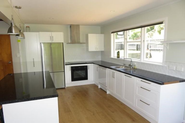 Photo of property in 16 Omega Street, Newlands, Wellington, 6037