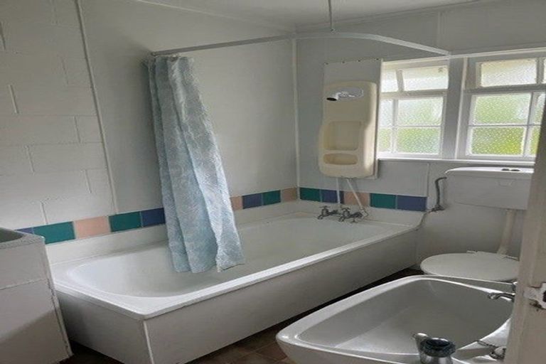 Photo of property in 1a Thurleigh Grove, Karori, Wellington, 6012