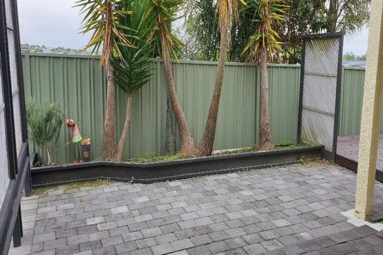 Photo of property in 2/150 Luckens Road, West Harbour, Auckland, 0618