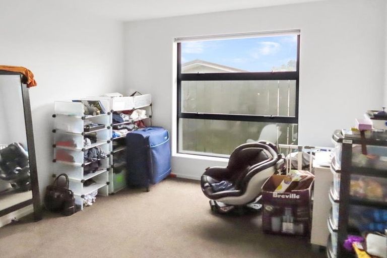 Photo of property in 60a Stewart Drive, Newlands, Wellington, 6037