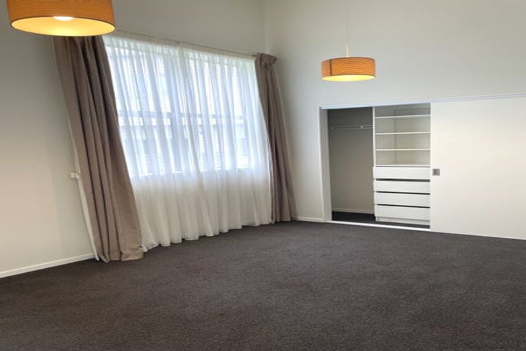 Photo of property in 352 Queens Drive, Lyall Bay, Wellington, 6022