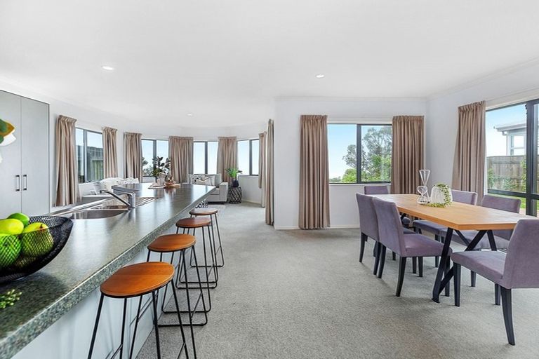 Photo of property in 52 Miles Crescent, Newlands, Wellington, 6037