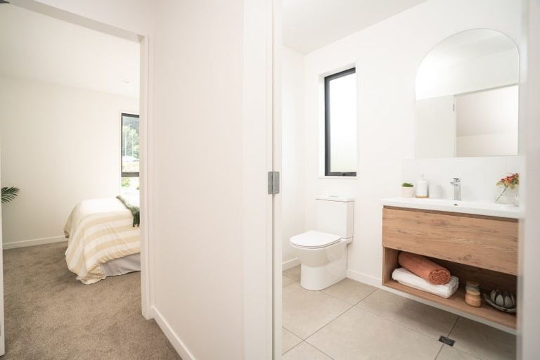 Photo of property in 90 Ara Paiwhenua, Tawa, Wellington, 5028