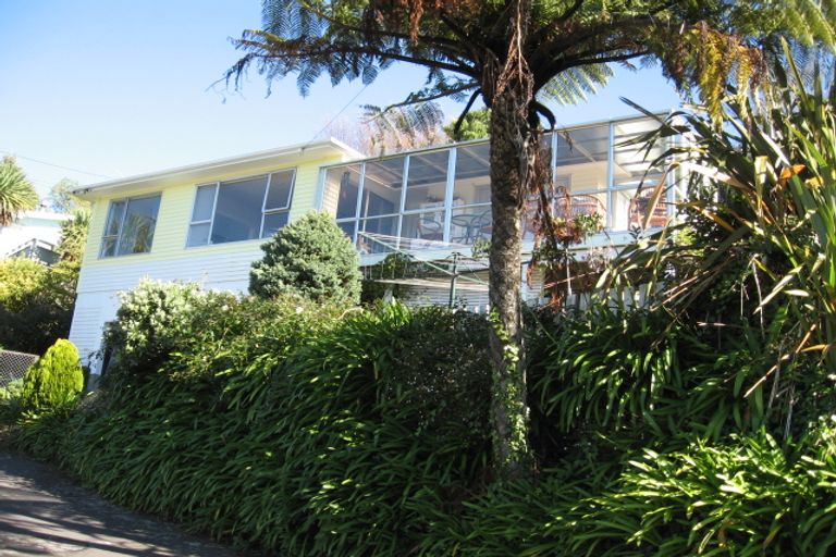 Photo of property in 16 Stella Grove, Newlands, Wellington, 6037