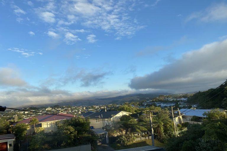 Photo of property in 7 Link Road, Newlands, Wellington, 6037