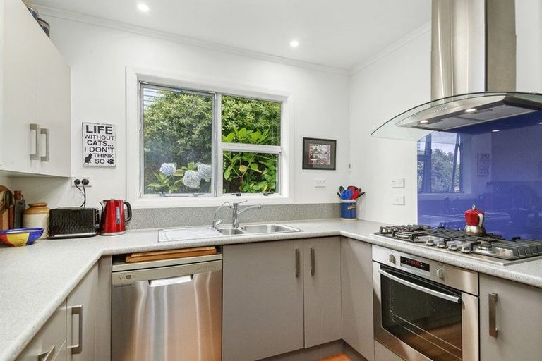 Photo of property in 27 Hampton Hill Road, Tawa, Wellington, 5028