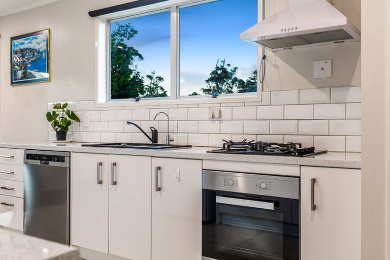 Photo of property in 2 Kilcar Place, Massey, Auckland, 0614