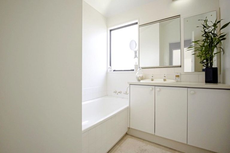 Photo of property in 2/25 Knights Road, Rothesay Bay, Auckland, 0630