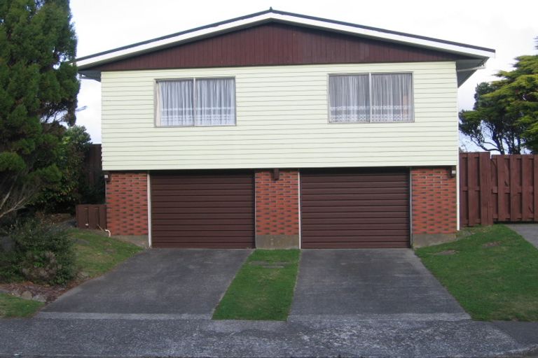 Photo of property in 30 Somes Crescent, Newlands, Wellington, 6037
