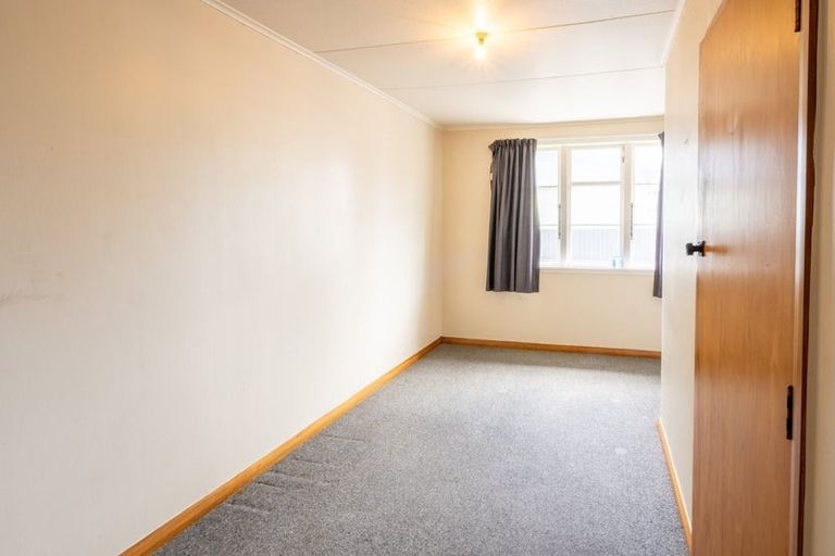 Photo of property in 18 Exeter Crescent, Takaro, Palmerston North, 4412