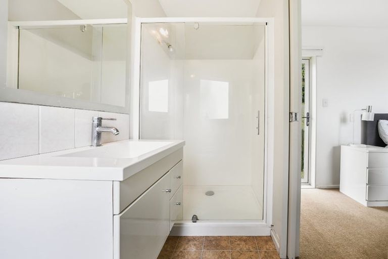 Photo of property in 1a Highgrove Lane, Totara Vale, Auckland, 0632