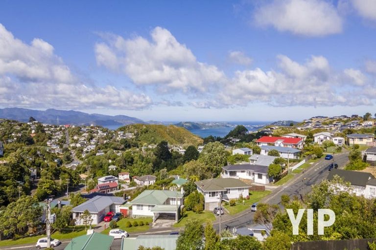 Photo of property in 16 Salford Street, Newlands, Wellington, 6037