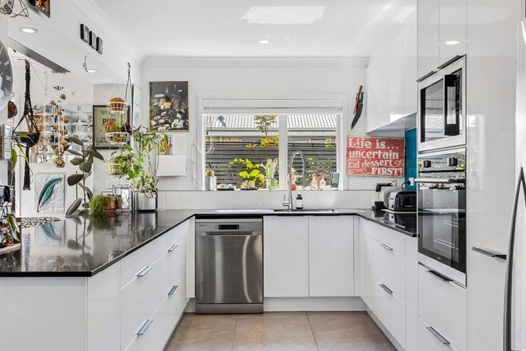 Photo of property in 20 Linkwater Way, Parklands, Christchurch, 8083