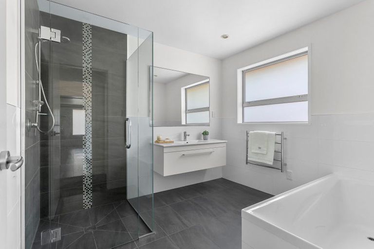 Photo of property in 33 Karoro Road, One Tree Point, 0118