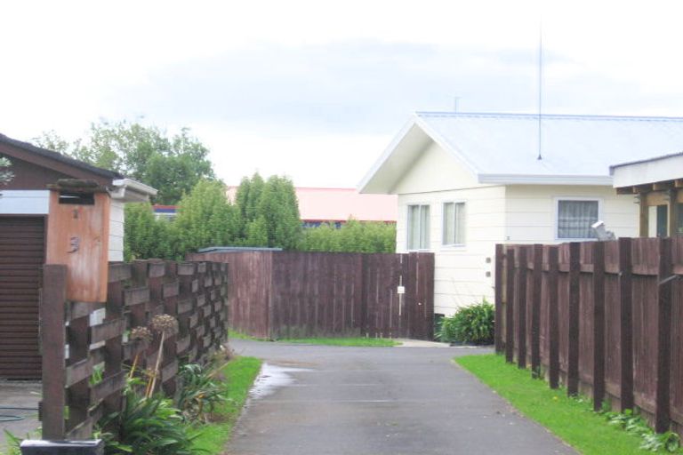 Photo of property in 2/3 Silverstone Place, Henderson, Auckland, 0612