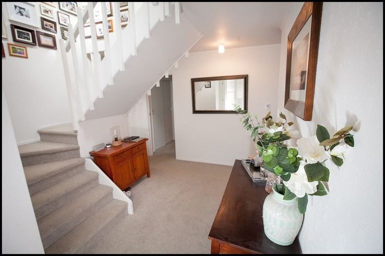 Photo of property in 30 Mappin Place, Chatswood, Auckland, 0626