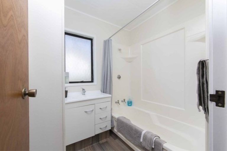 Photo of property in 6 Katrina Place, Massey, Auckland, 0614