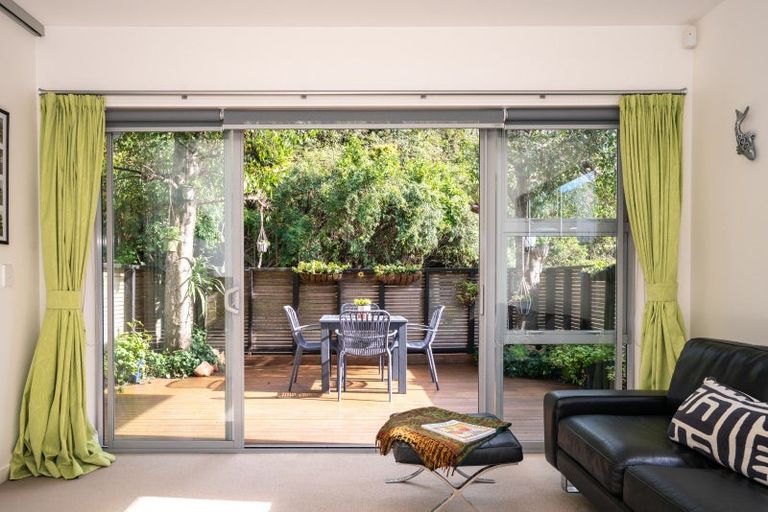 Photo of property in 37 Tiketike Way, Brooklyn, Wellington, 6021