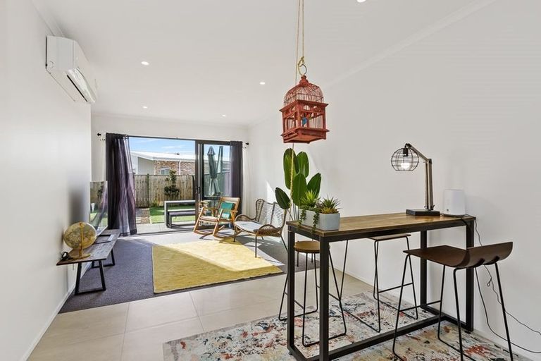 Photo of property in 18 Owen Chapman Drive, Red Beach, 0932