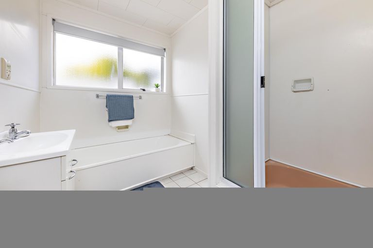 Photo of property in 13 Ewbank Place, Manurewa, Auckland, 2102