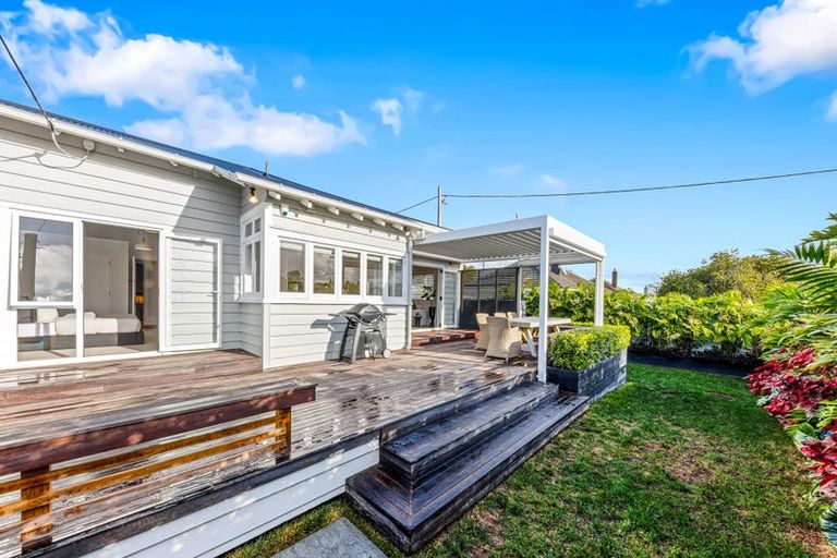 Photo of property in 1/20 Corrella Road, Belmont, Auckland, 0622