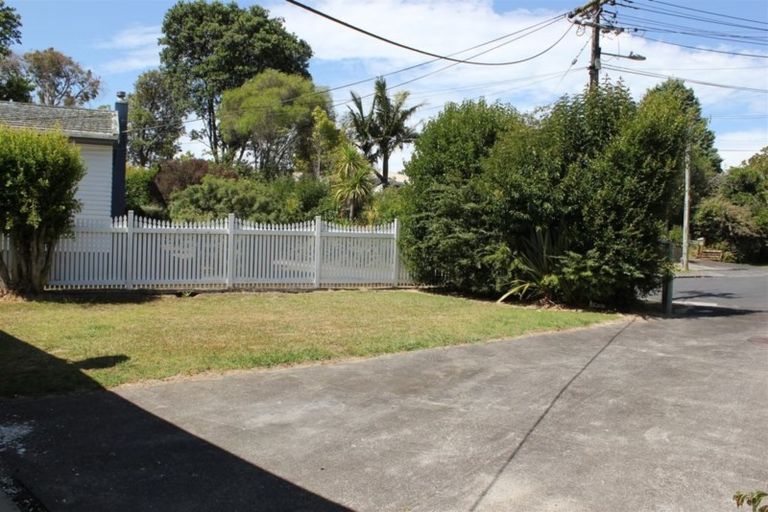 Photo of property in 24 Hinau Street, New Lynn, Auckland, 0600