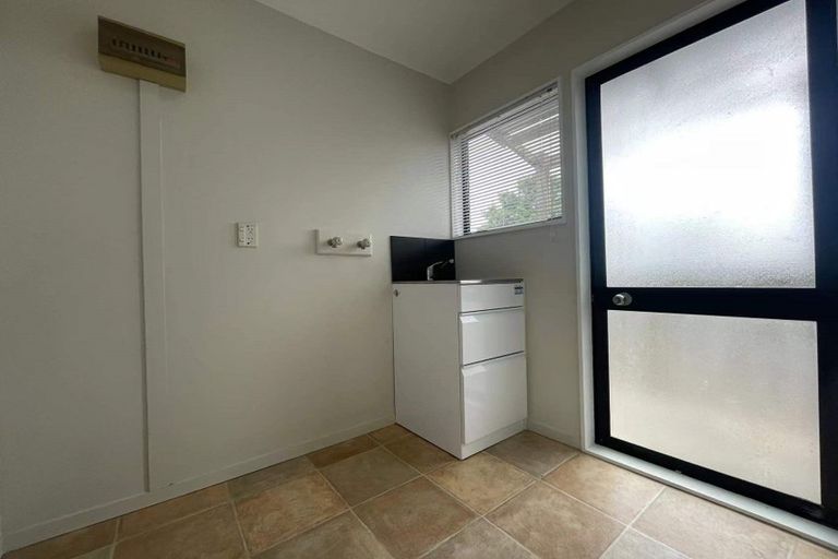 Photo of property in 6 Thalia Place, Totara Vale, Auckland, 0629