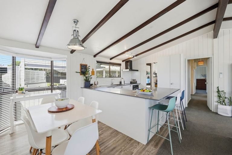 Photo of property in 6 Vela Place, Clarks Beach, 2122